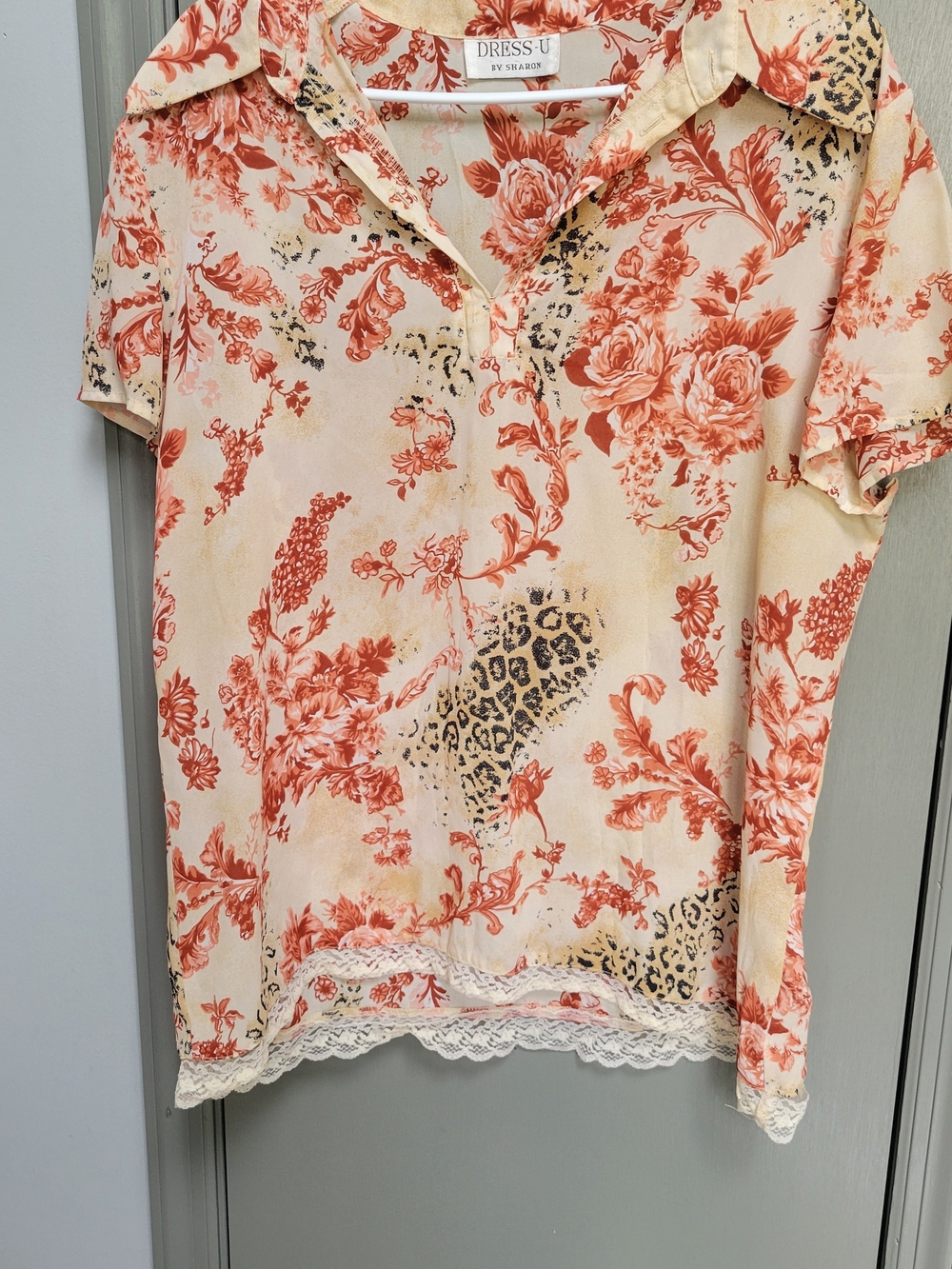 Floral & Leopard Print Short Sleeve Top in Cream and Coral